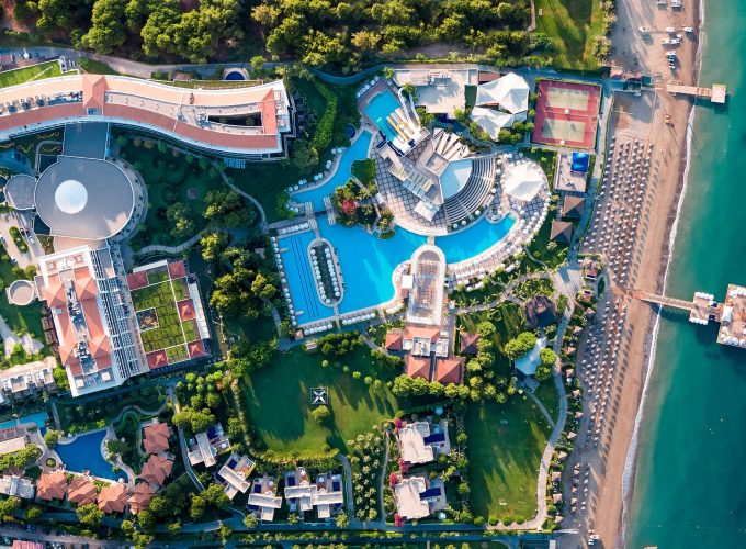 Один з найкращих готелів для відпочинку з дітьми Ela Excellence Resort Belek 5*. Дитина з 2-х до 11 років з двома батьками відпочиває безкоштовно в готелі, оплачується тільки авіапереліт і трансфер!