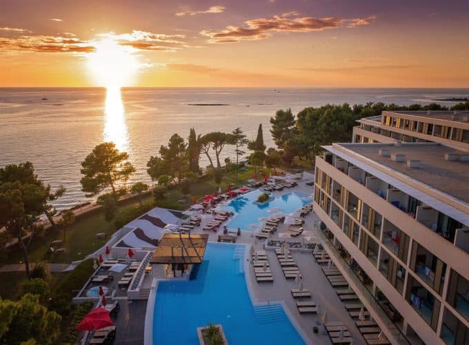 Розкішний готель в Хорватії Laguna Parentium з видом на Адріатичне море, в зелені садів (рейтинг 9,1 з 10!)