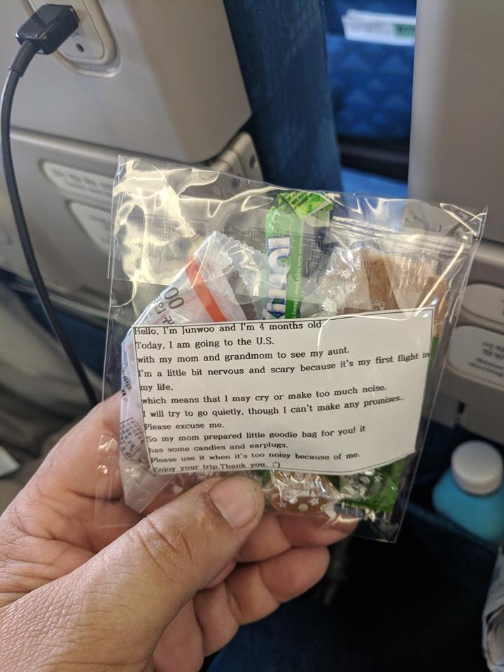 Перед полетом мама раздала пассажирам 200 пакетиков с подарками от имени 4-месячного сына